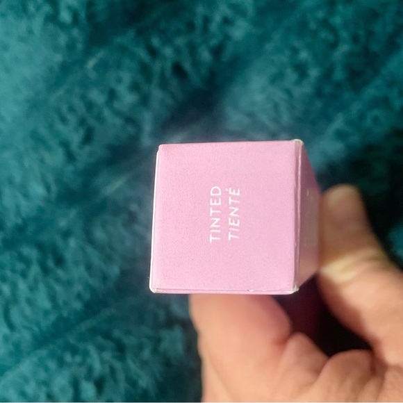 Extraordinary Translucent Powder - Picture 7 of 8